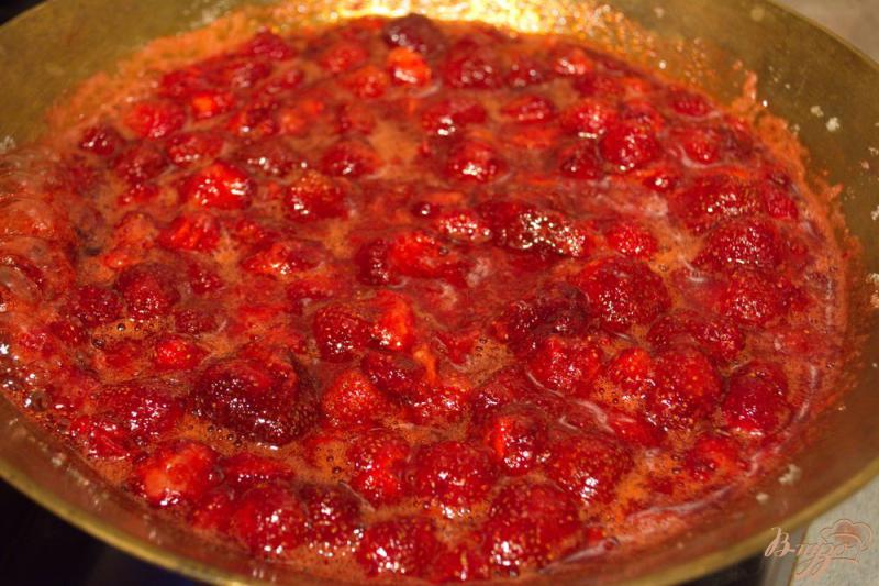 Фото приготовление рецепта: Клубничное варенье с желфиксом( варенье с целыми ягодами) шаг №4