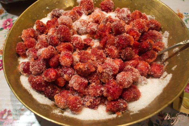 Фото приготовление рецепта: Клубничное варенье с желфиксом( варенье с целыми ягодами) шаг №3
