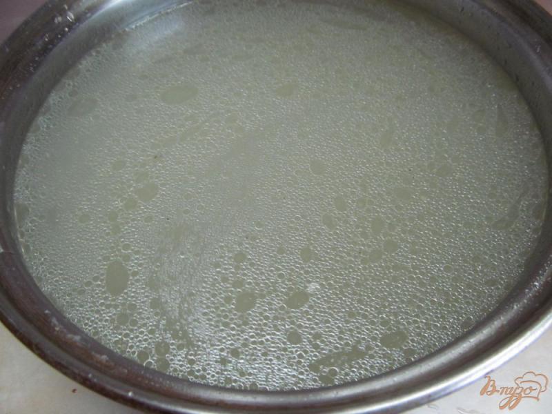Фото приготовление рецепта: Сырный суп с крабовыми палочками шаг №1
