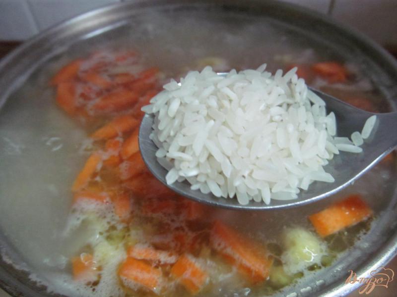 Фото приготовление рецепта: Сырный суп с крабовыми палочками шаг №5
