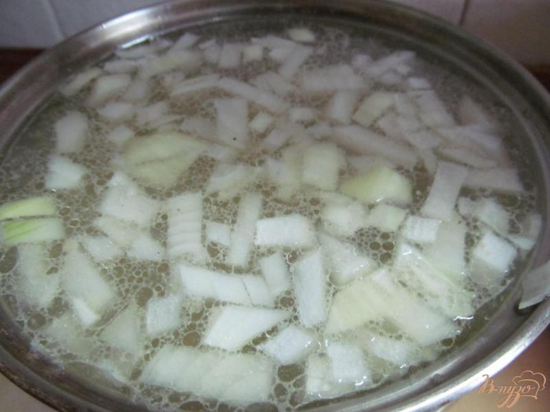 Фото приготовление рецепта: Сырный суп с крабовыми палочками шаг №4