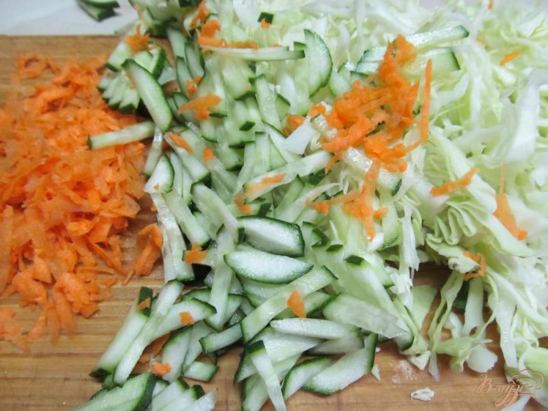 Фото приготовление рецепта: Салат из капусты огурца и шампиньонов шаг №4