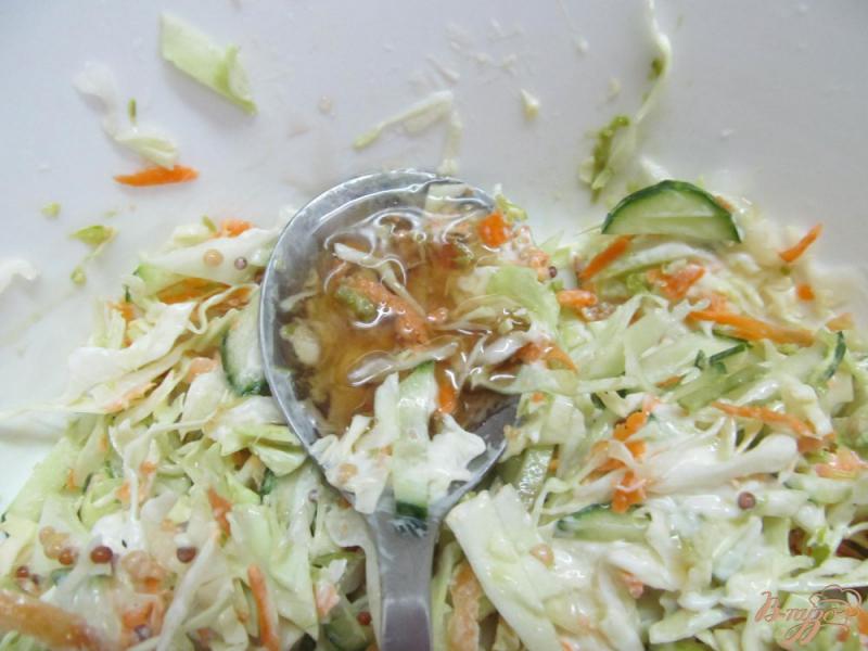Фото приготовление рецепта: Салат из капусты огурца и шампиньонов шаг №6
