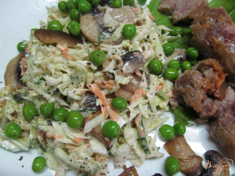 Фото приготовление рецепта: Салат из капусты огурца и шампиньонов шаг №8