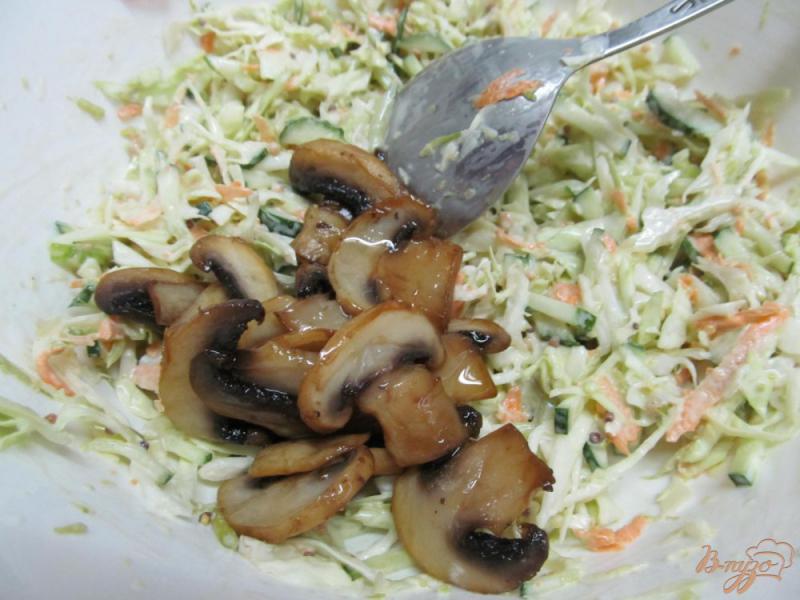 Фото приготовление рецепта: Салат из капусты огурца и шампиньонов шаг №7