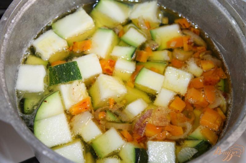 Фото приготовление рецепта: Суп - пюре с кабачка с ржаными гренками шаг №4