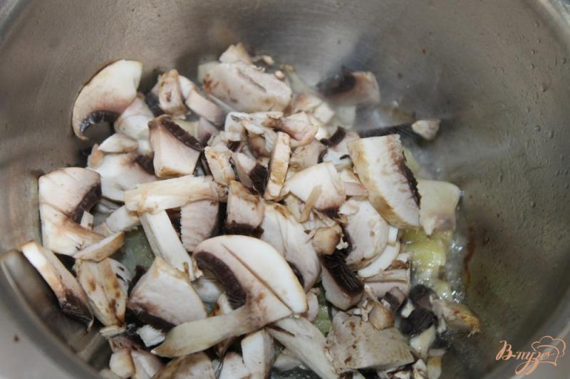 Фото приготовление рецепта: Томатный суп с двумя видами грибов шаг №2