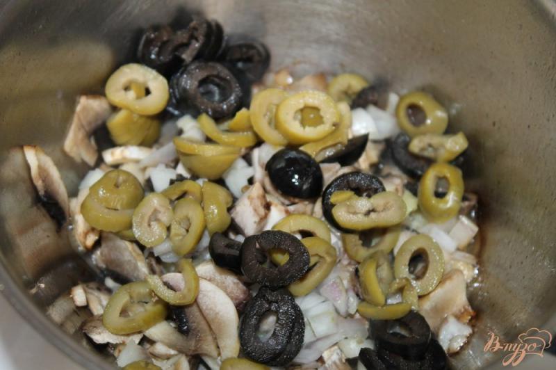 Фото приготовление рецепта: Томатный суп с двумя видами грибов шаг №4