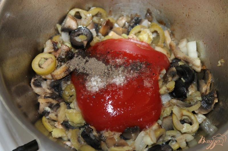 Фото приготовление рецепта: Томатный суп с двумя видами грибов шаг №5