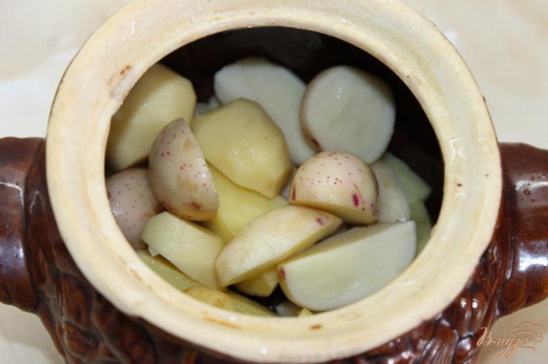 Фото приготовление рецепта: Молодой картофель запеченный с салом в горшочке шаг №4