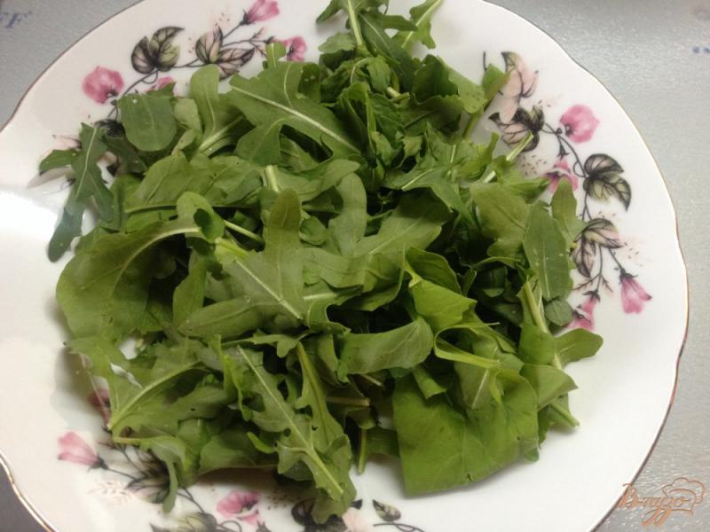 Фото приготовление рецепта: Салат с вареной грудкой и рукколой шаг №2