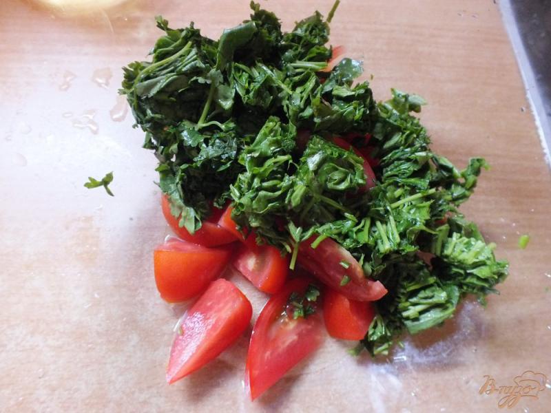 Фото приготовление рецепта: Салат со смородиной и помидорами шаг №2