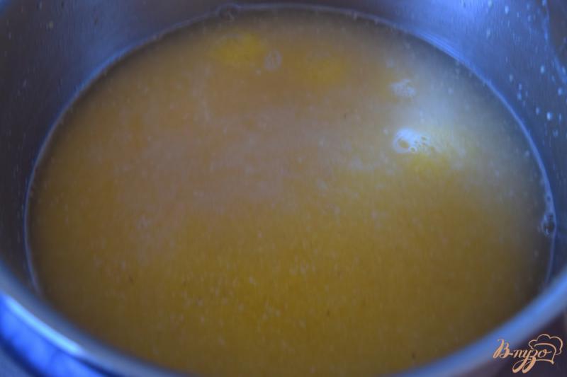 Фото приготовление рецепта: Полента с оливками и сыром шаг №1