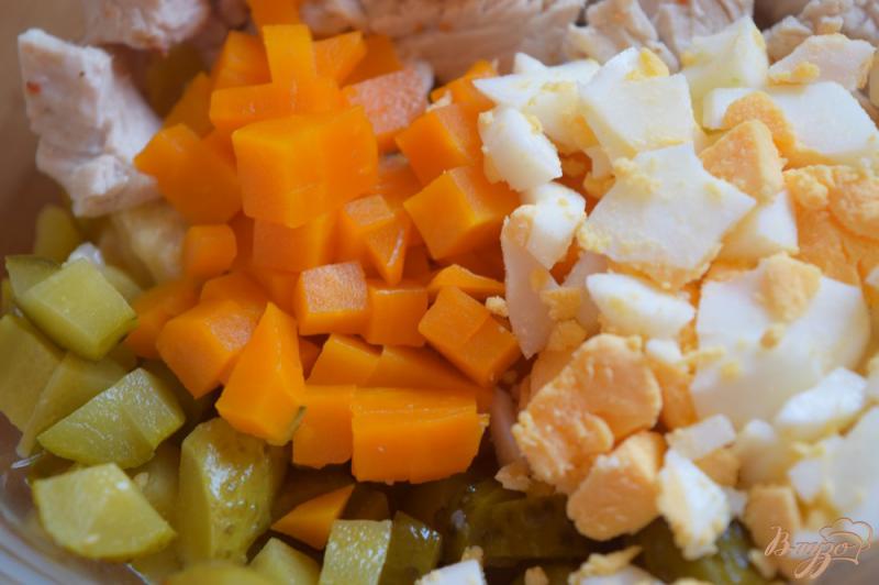 Фото приготовление рецепта: Салат с курицей и маринованной кукурузой шаг №3