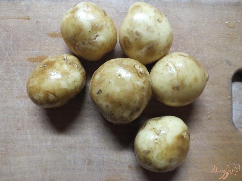 Фото приготовление рецепта: Молодой картофель запеченый с имбирем и укропом шаг №1