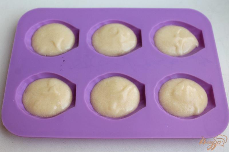 Фото приготовление рецепта: Печенье «Мадлен» с ванилью шаг №5