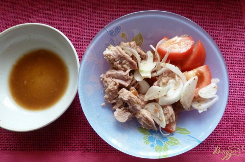 Фото приготовление рецепта: Салат из тунца и помидоров шаг №4