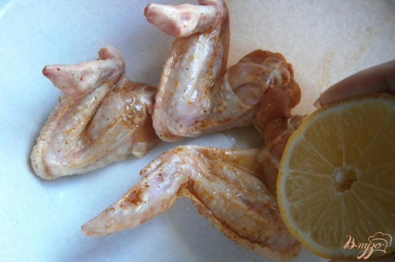 Фото приготовление рецепта: Куриные крылышки, запеченные с лимоном шаг №3