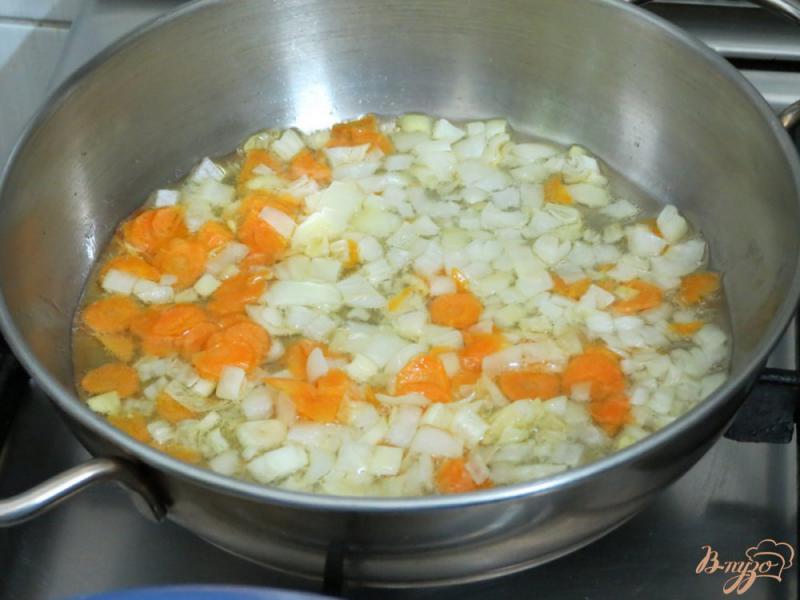Фото приготовление рецепта: Щавелевый суп с грибами и капустой шаг №4