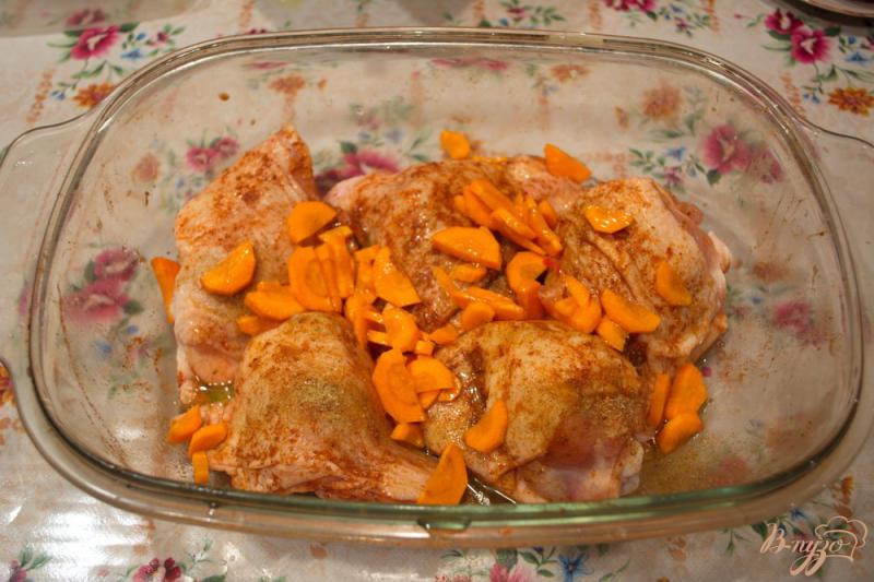 Фото приготовление рецепта: Куриные стейки с морковкой шаг №3