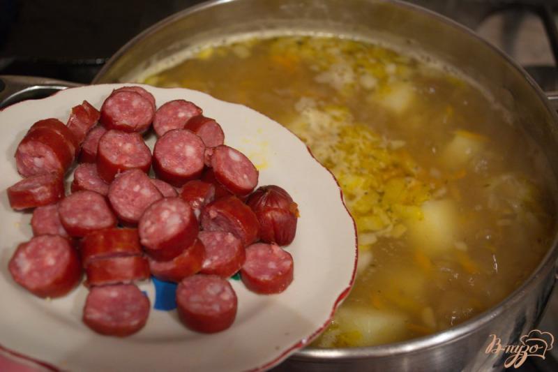 Фото приготовление рецепта: Гороховый суп с колбасками шаг №7