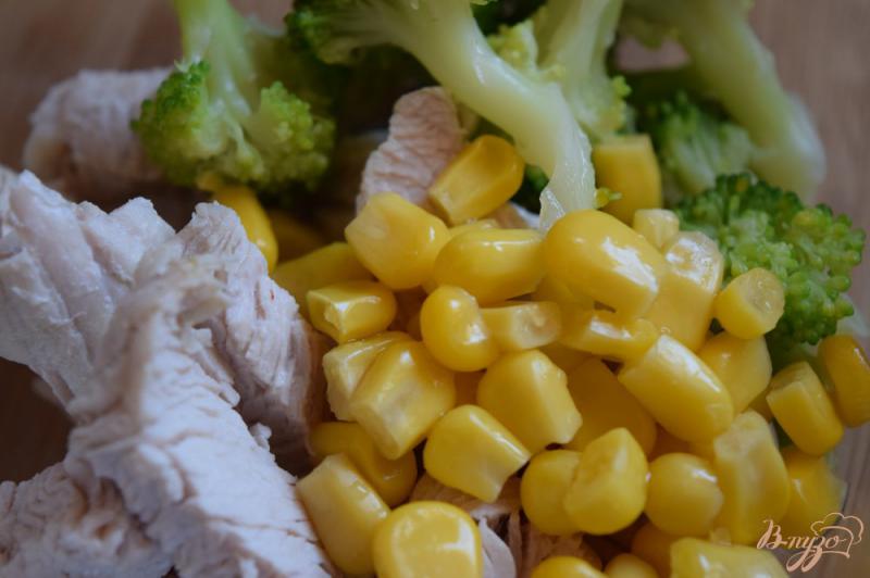 Фото приготовление рецепта: Салат с куриным филе и брокколи шаг №3
