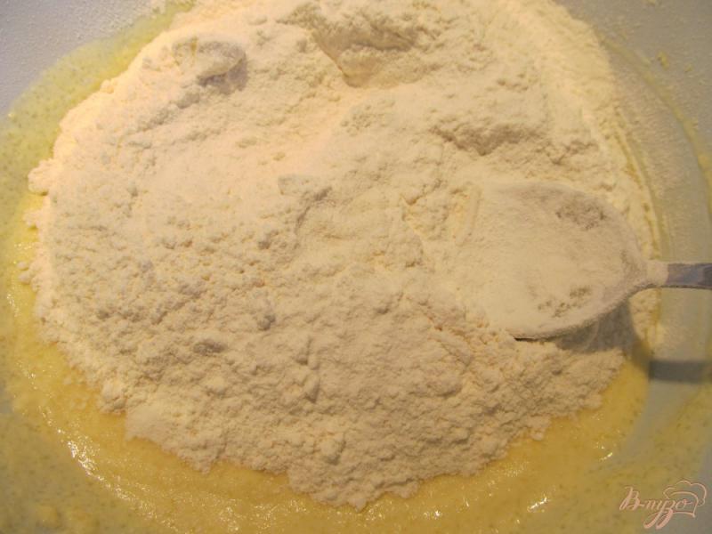 Фото приготовление рецепта: Пирог с вишней в сметанной заливке шаг №3