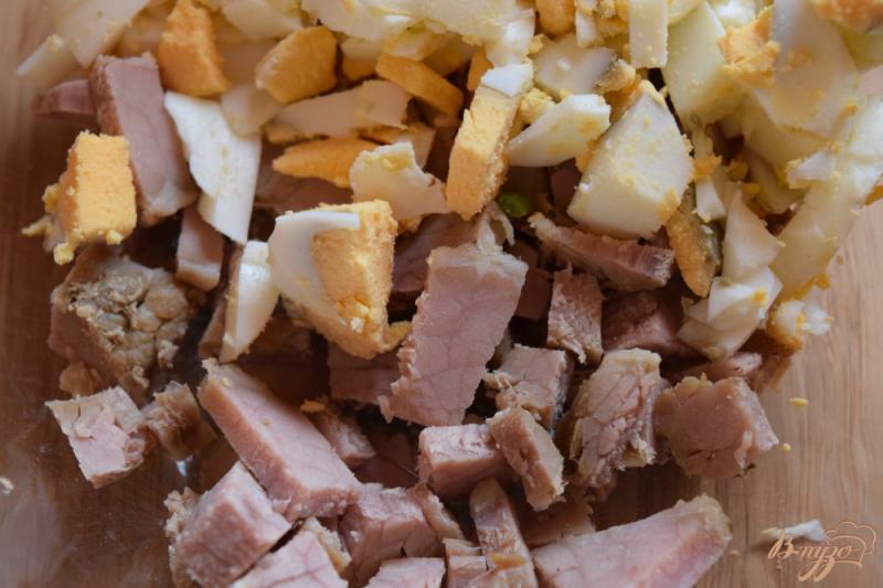 Фото приготовление рецепта: Салат со свининой и маринованными грибами шаг №1