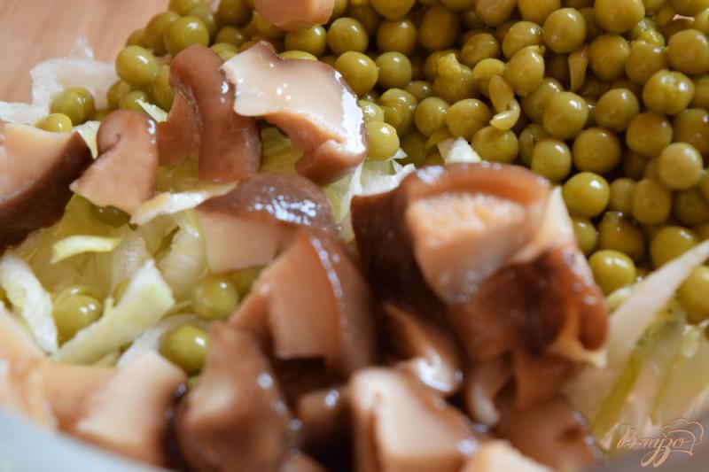 Фото приготовление рецепта: Салат со свининой и маринованными грибами шаг №3