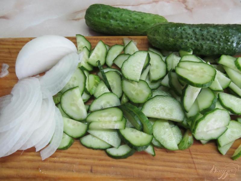 Фото приготовление рецепта: Салат из огурца и красной смородины шаг №2