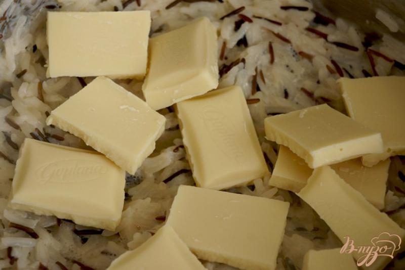 Фото приготовление рецепта: Молочный рис с белым шоколадом и клубникой шаг №5
