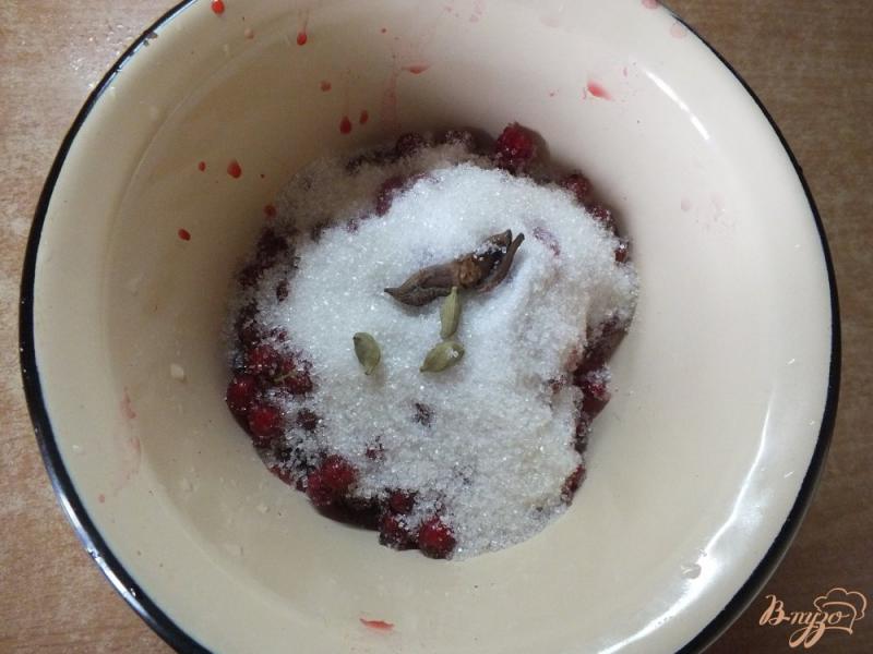 Фото приготовление рецепта: Варенье вишнево-смородиновое с кардамоном шаг №3