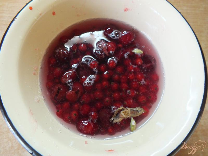 Фото приготовление рецепта: Варенье вишнево-смородиновое с кардамоном шаг №4