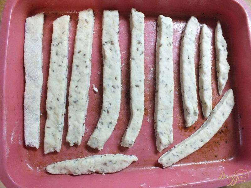 Фото приготовление рецепта: Хлебные палочки с тимьяном и семенами льна шаг №6