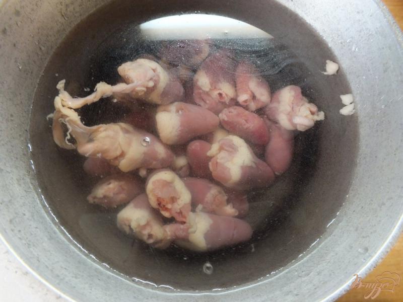 Фото приготовление рецепта: Суп с куриными сердечками и кабачком шаг №1