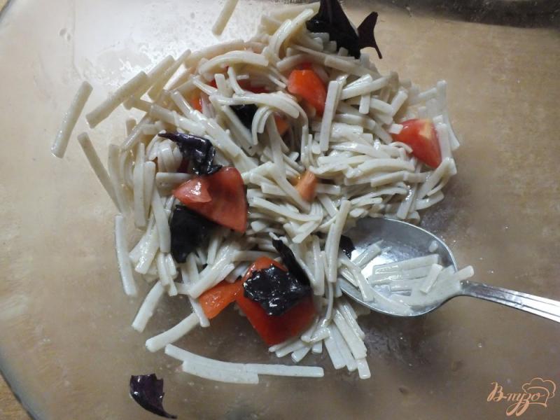 Фото приготовление рецепта: Салат из макарон с помидорами и соевыми бобами шаг №4