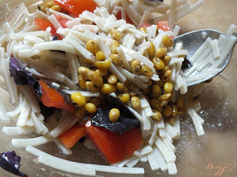 Фото приготовление рецепта: Салат из макарон с помидорами и соевыми бобами шаг №5