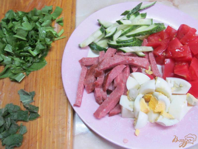 Фото приготовление рецепта: Салат из овощей колбасы и сухариков шаг №3