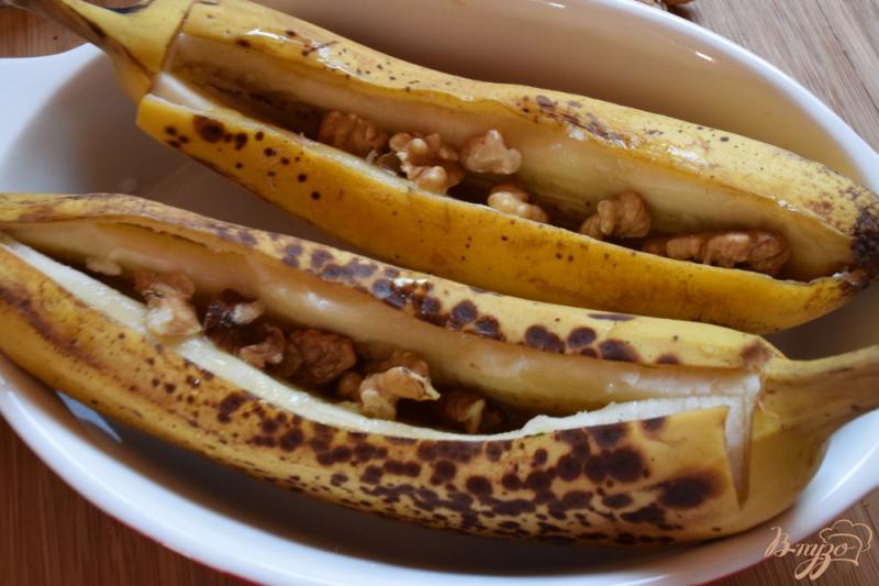 Фото приготовление рецепта: Десерт из банана с корицей и медом шаг №2