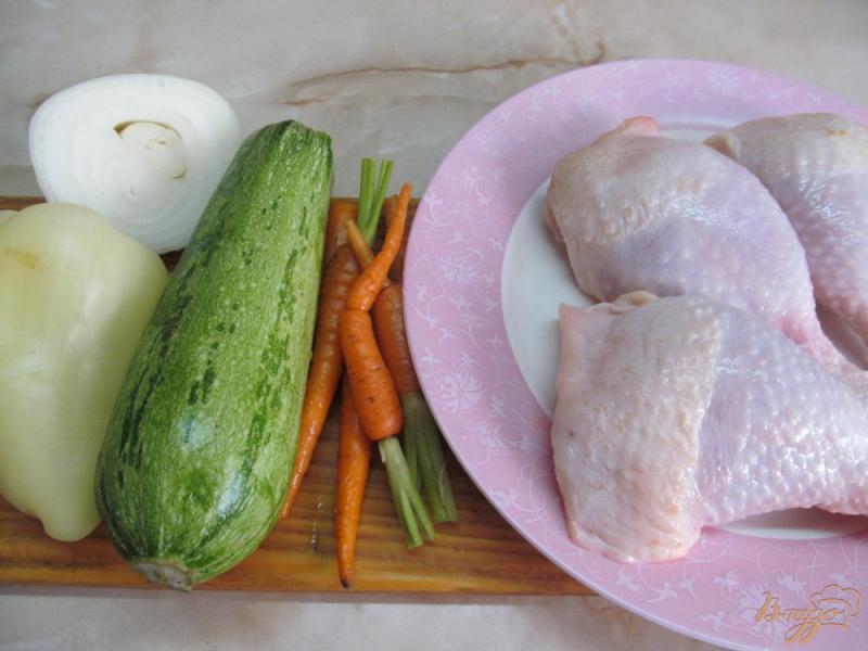 Фото приготовление рецепта: Куриные ножки с овощами в соевом соусе шаг №1