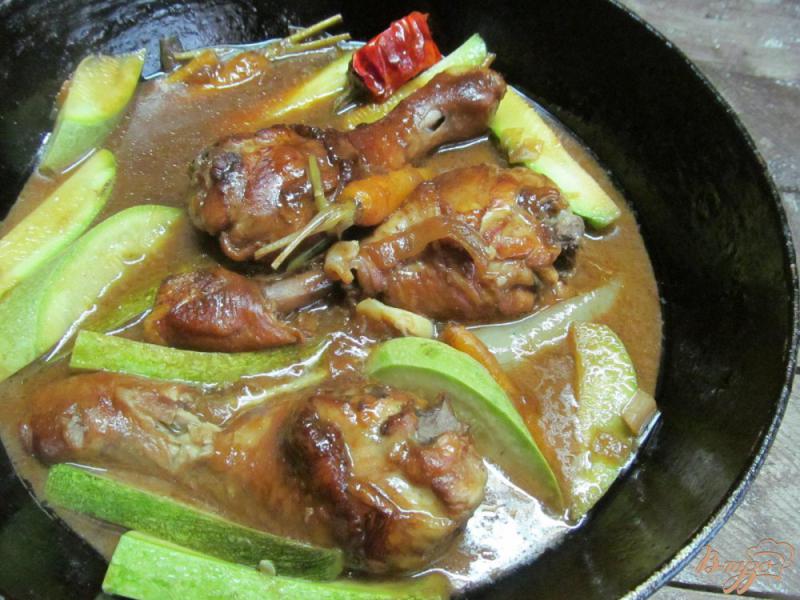 Фото приготовление рецепта: Куриные ножки с овощами в соевом соусе шаг №7