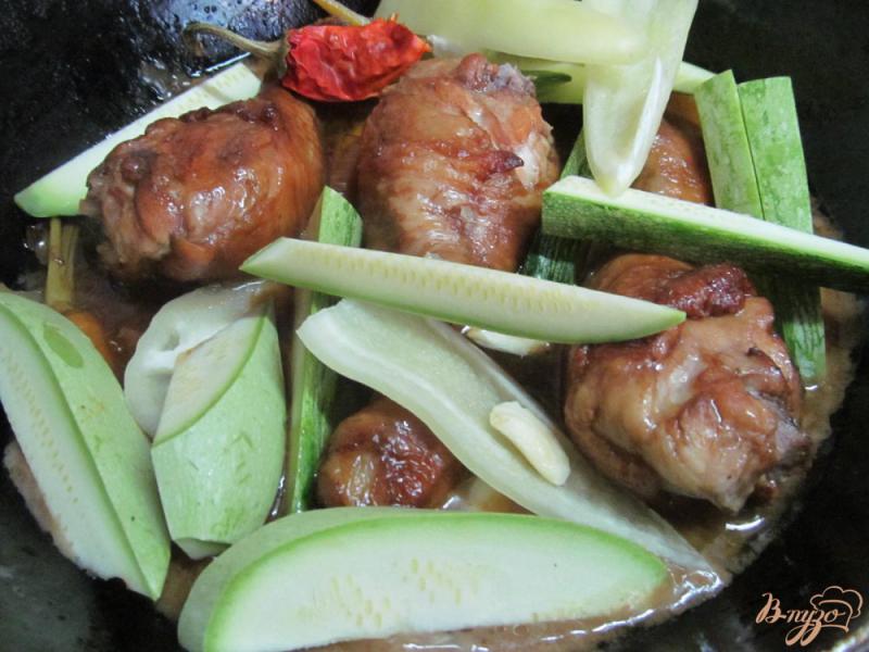 Фото приготовление рецепта: Куриные ножки с овощами в соевом соусе шаг №6