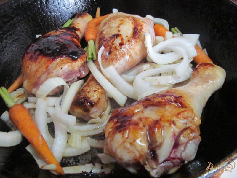 Фото приготовление рецепта: Куриные ножки с овощами в соевом соусе шаг №4