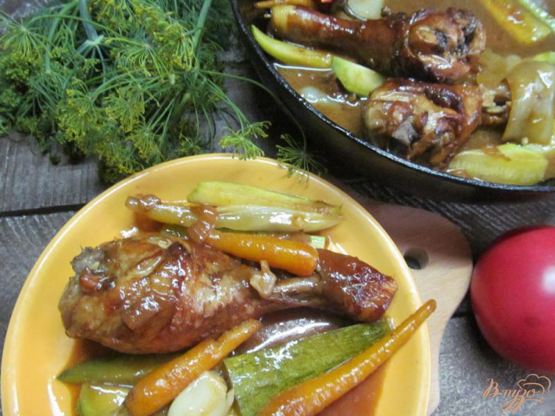 Фото приготовление рецепта: Куриные ножки с овощами в соевом соусе шаг №8