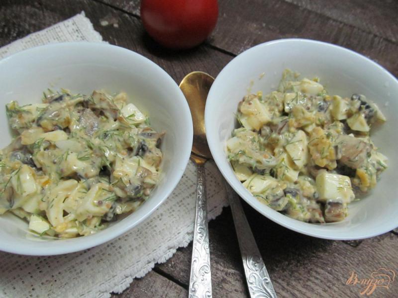 Фото приготовление рецепта: Салат из яиц и шампиньонов шаг №7