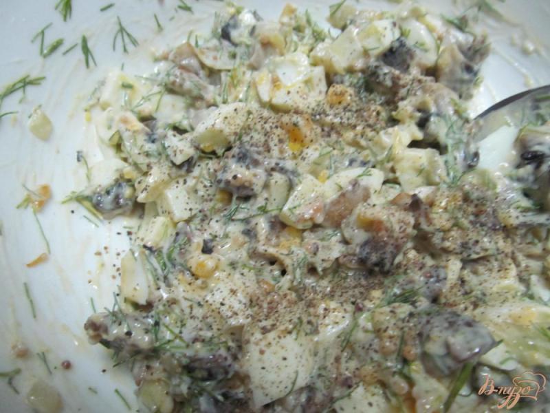 Фото приготовление рецепта: Салат из яиц и шампиньонов шаг №6