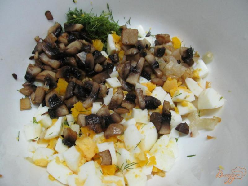 Фото приготовление рецепта: Салат из яиц и шампиньонов шаг №5
