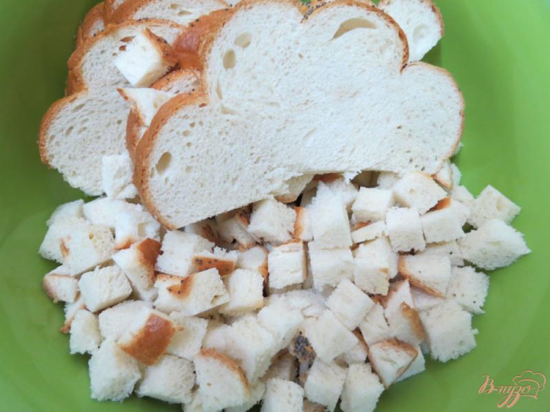 Фото приготовление рецепта: Бабка из хлеба с ревенем шаг №1