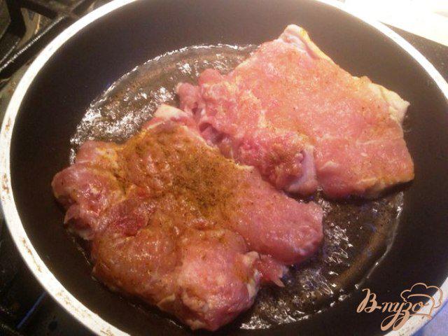 Фото приготовление рецепта: Свинина с луком-пореем и помидорами черри шаг №2