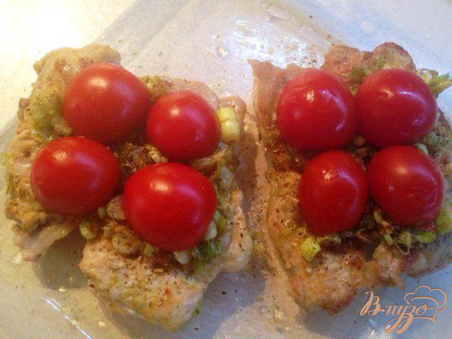 Фото приготовление рецепта: Свинина с луком-пореем и помидорами черри шаг №6